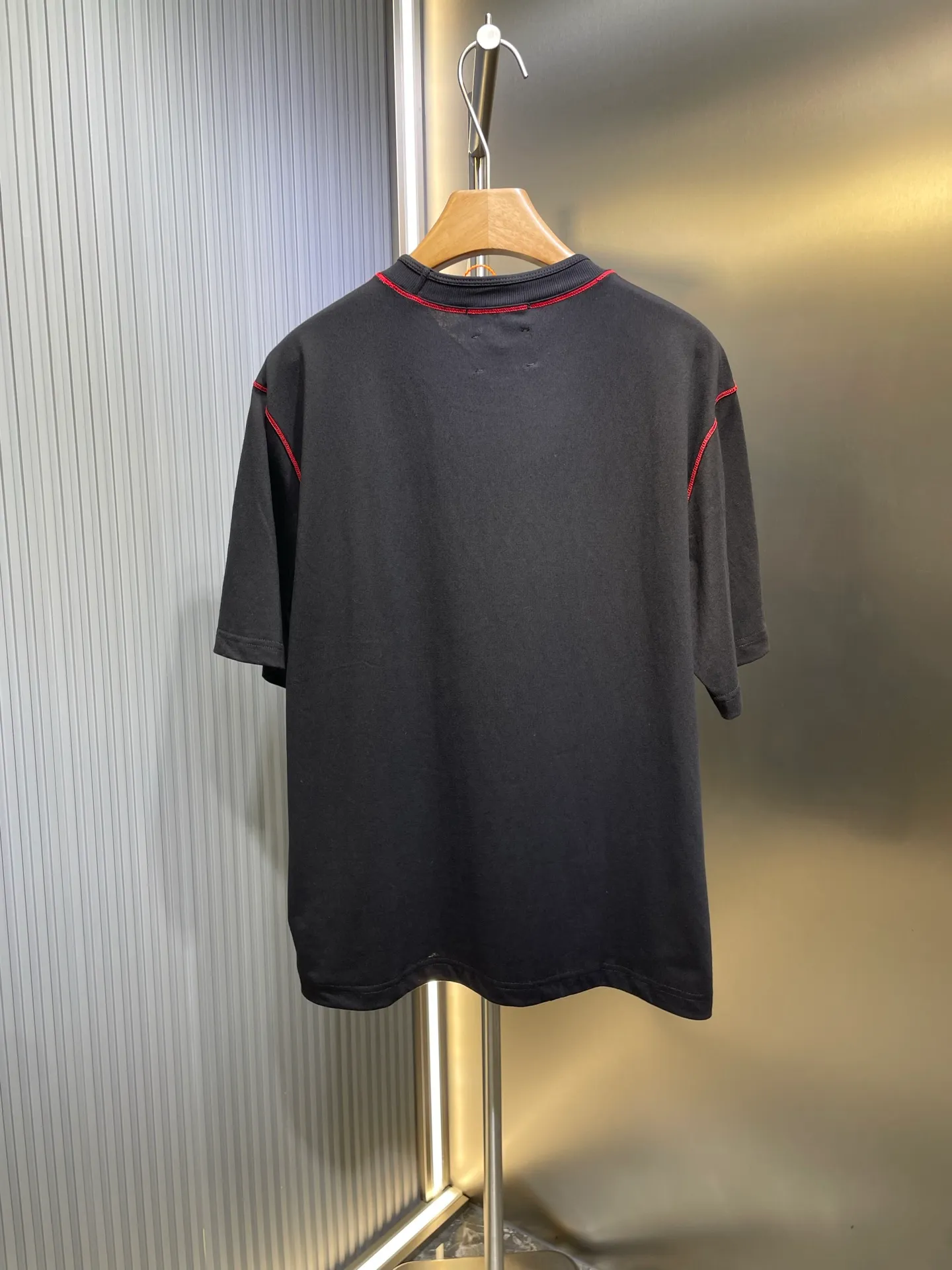 🅿️280 Stonelsland badge embroidered short sleeves. Customized elegant black silk cotton and linen plain fabric. Delicate and smooth, comfortable and skin-friendly. The iconic red Compass badge embroidery on the chest highlights the brand's imprint. Stitch art. The beauty of contrasting colors. The red stitches jump on the black base. The collision of fashion and creativity exudes irresistible charm. Process 1: Using imported machine embroidery technology, using advanced computer control systems and precision mechanical components to realize the red Compass badge embroidery operation. High precision, smooth and delicate lines. Process 2: Special machine for back-bottomed topstitch fine sewing. Special machine is used for topstitch sewing. The reverse side of the clothing is required to be carefully prepared before sewing. Ensure straight sewing lines, even stitches, smooth edges and beautiful appearance. Process 3: The fabrics are washed and have a better hand feel. Not easy to deform, not easy to shrink, not easy to fade, and maintain long-term beauty. Accessories: Customized 1:1 Stonelsland trademark. Version: Loose fit Size: S M L XL Style number: 25142-A20